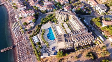 Türkiye 'nin Turunc tatil köyünde yüzme havuzlu büyük turistik otelin havadan görünüşü