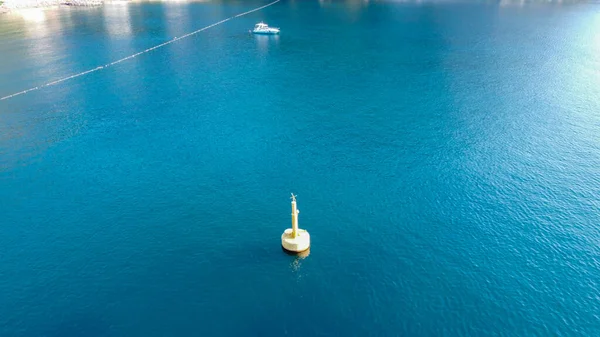 Vista aérea de la Boya del Mar Amarillo en aguas turquesas del Mar Mediterráneo. Boya de navegación marina. Marca de agua segura. — Foto de Stock