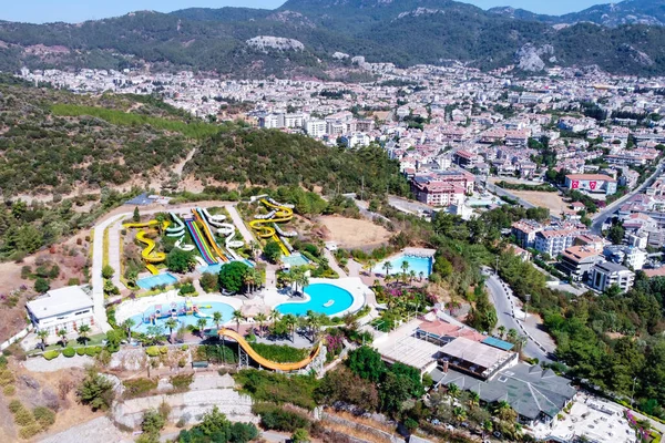 Mugla ilinin Marmaris beldesinde bulunan aquapark 'ın hava aracı fotoğrafı. Renkli su kayakları ve yüzme havuzu.