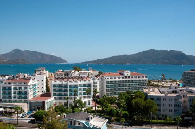 Mugla ilinin Marmaris tatil beldesinin şehir manzarası, Türkiye. Deniz kıyısında dağlarla çevrili bir turist kasabası..