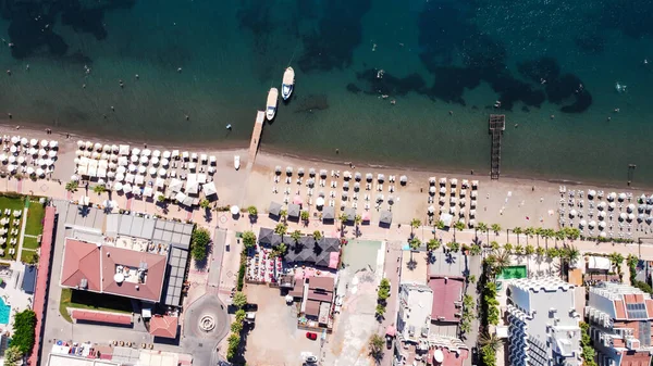 Vista aérea de una playa llena de gente con sombrillas, gente nadando en el mar, día soleado. Drone vista de la playa con arena blanca — Foto de Stock