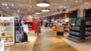 Bulanık görüntü Duty Free Shop havaalanında. Vergisiz dükkanlar, belirli yerel veya ulusal vergi ve vergilerin ödenmesinden muaf olan perakende satış mağazalarıdır. Odaklanmamış