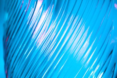 Soyut cam arka plan. Dalgalı cam dokusu çok renkli ışıkla aydınlatılmış. Pembe ve mavi lekeler. Kapatın. Camdaki fişekler