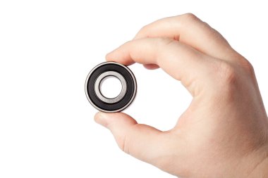 Bilye yalıtılmış. Erkek el, metal tekerlek üzerinde ilerliyor. Yüksek performanslı makinelerde kullanılan Süper Hassas Top Taşıyıcıları.