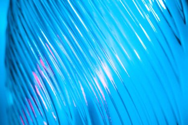 Soyut cam arka plan. Dalgalı cam dokusu çok renkli ışıkla aydınlatılmış. Pembe ve mavi lekeler. Kapatın. Camdaki fişekler.