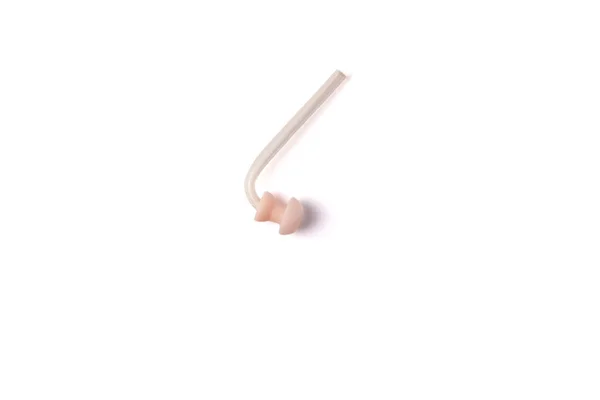 用硅胶管隔离在白色背景下的助听器替换耳尖穹顶 助听器配件 顶部视图 — 图库照片