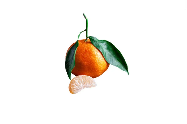 Délicieuses Belles Mandarines Feuilles Vertes Tranches Pelées Orange Mandarine Orange — Photo