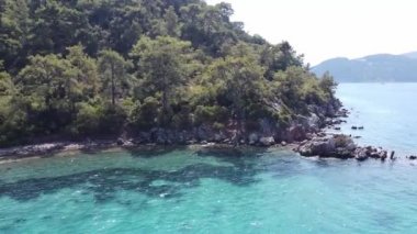 Mavi denizde yatı olan, kumlu kıyısı ve turkuaz suyu olan adanın yakınındaki deniz manzaralı bir yer. Türkiye 'de turistik tekne gezisi