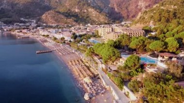 Türkiye 'nin Marmaris ilçesine bağlı Turunc köyünün hava manzarası. Sakin bir turistik otelde gün doğumu vakti. Dağların panoramik manzarasıyla çevrili bir turistik tesis. Temiz su ve sahil