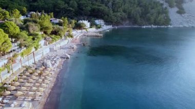 Turunc adlı küçük bir turistik köyde dağlarla ve kayalarla çevrili Sea Bay 'in hava manzarası. Sakin sulara demirlemiş tekneli deniz manzarası.
