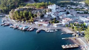 Limanı ve limanı tatil köyü, demirli turistik tekne ve gemilerle dolu. Turunc 'taki Marina. Turistleri deniz köyleri arasında taşımak için tekne taksisi