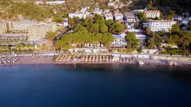 Video Aereo Una Spiaggia Turunc Turchia Tramonto Sul Villaggio Turistico — Video Stock