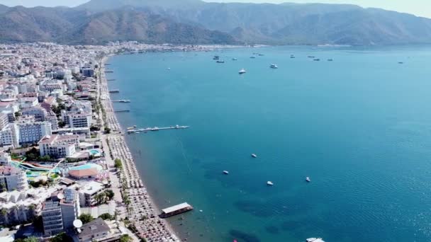 Vista Aérea Uma Cidade Marmaris Turquia Com Praia Lotada Dia — Vídeo de Stock