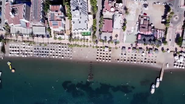 Αεροφωτογραφία Μιας Πολυσύχναστης Παραλίας Ομπρέλες Ανθρώπους Που Κολυμπούν Στη Θάλασσα — Αρχείο Βίντεο