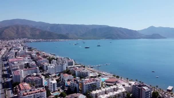 Αεροφωτογραφία Πόλης Μαρμαρίς Στην Τουρκία Πολυσύχναστη Παραλία Ηλιόλουστη Μέρα Ίχνη — Αρχείο Βίντεο