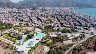 Mugla ilinin tatil beldesi Marmaris 'teki aquapark' ın insansız hava aracı videosu. Renkli su kayakları ve yüzme havuzu. Marmaris, Türkiye - 5 Eylül. 2021
