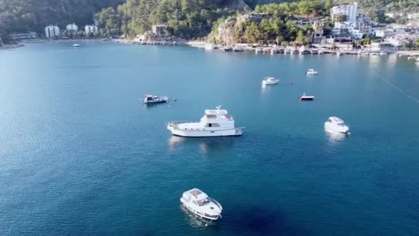 Movimento Video Aereo Intorno Barche Ormeggiate Bianche Yacht Nella Baia — Video Stock