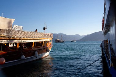 Limanda bir eğlence yatı. İçinde Türk bayrağı olan turist gemisi denize açılmaya hazırlanıyor. Gezinti gemisi. Türkiye, Marmaris - 5 Eylül 2021