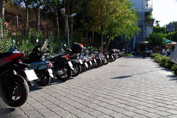 Motorroller Motorräder Und Mopeds Parken Einem Sonnigen Sommertag Der Türkischen — Stockfoto