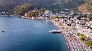 Türkiye 'nin Marmaris ilçesine bağlı Turunc köyünün hava manzarası. Sakin bir turistik otelde gün doğumu vakti. Dağların panoramik manzarasıyla çevrili bir turistik tesis. Temiz su ve sahil