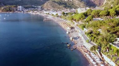 Turunc adlı küçük bir turistik köyde dağlarla ve kayalarla çevrili Sea Bay 'in hava manzarası. Sakin sulara demirlemiş tekneli deniz manzarası.