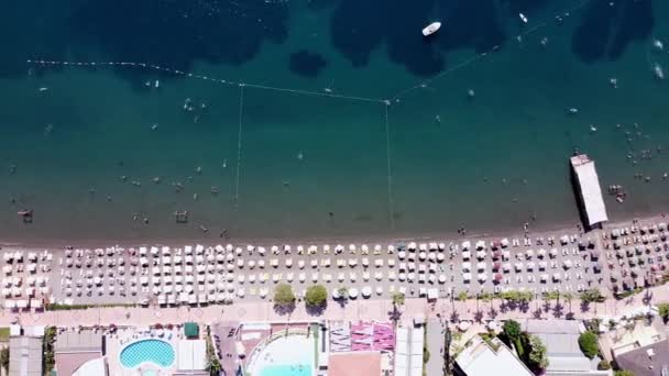 Vista Aérea Una Playa Llena Gente Con Sombrillas Gente Nadando — Vídeo de stock