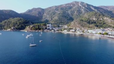 Limanı ve limanı tatil köyü, demirli turistik tekne ve gemilerle dolu. Turunc 'taki Marina. Turistleri deniz köyleri arasında taşımak için tekne taksisi