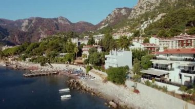Türkiye 'nin Marmaris ilçesine bağlı Turunc köyünün hava manzarası. Sakin bir turistik otelde gün doğumu vakti. Dağlarla çevrili bir turistik tesis. Temiz su ve sahil
