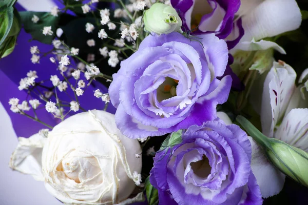 Taze mor gül buketi seçici bir odak ile yakın çekim. Çiçek buketinin arka planını kapat. Sığ DOF