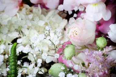 Taze pembe gül buketi seçici bir odak ile yakın çekim. Çiçek buketinin arka planını kapat. Sığ DOF