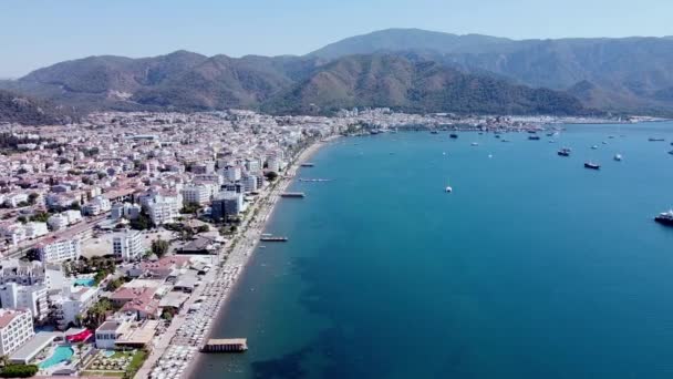Αεροφωτογραφία Πόλης Μαρμαρίς Στην Τουρκία Πολυσύχναστη Παραλία Ηλιόλουστη Μέρα Ίχνη — Αρχείο Βίντεο