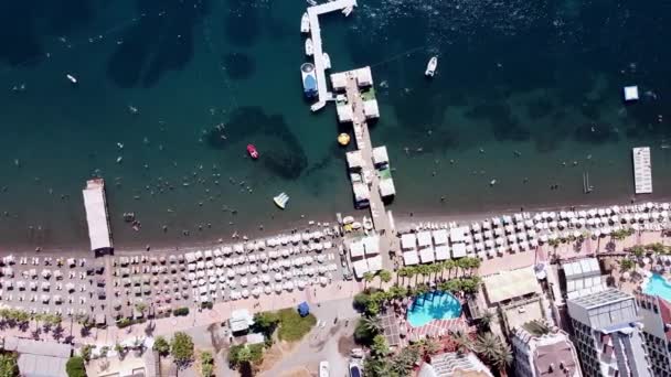 Αεροφωτογραφία Μιας Πολυσύχναστης Παραλίας Ομπρέλες Ανθρώπους Που Κολυμπούν Στη Θάλασσα — Αρχείο Βίντεο