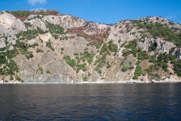 Средиземноморские Скалистые Берега Зелеными Деревьями Пейзажем Вид Моря Отражение Скалы — стоковое фото