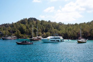 Türkiye kıyısı yakınlarındaki Ege Denizi 'nde demirlemiş beyaz yelkenli yatlar. Lüks beyaz tekne yatı. Denizdeki gemiler. Deniz yolculuğu. Tekneden görüntü. Marmaris, Türkiye - 9 Eylül 2022.