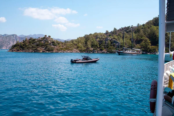 トルコのスポーツ用モーターボート 小さな観光村の山や岩に囲まれた海の湾 トルコのマルマリス 9月8日 2022年 — ストック写真