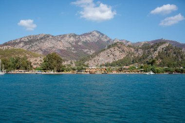 Türkiye 'de Ege Denizi' ndeki plajda bir turist oteli. Deniz kıyısındaki gözlerden uzak bir yerde lüks bir otel. Marmaris, Türkiye - 9 Eylül 2022