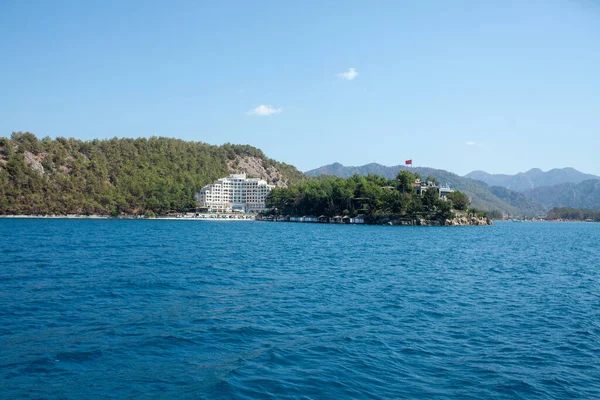 トルコのエーゲ海のビーチの観光ホテル 海辺の閑静な場所にある高級ホテル トルコのマルマリス 2022年9月9日 — ストック写真
