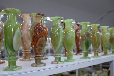 Türkiye 'de bir turist dükkanında satılık oniks vazosu. Hediyelik eşya dükkanındaki akik heykelcikleri. Denizli, Türkiye - 10 Eylül 2021