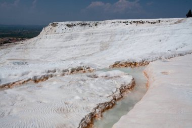 Pamukkale kara sapı. Pamukkale 'de doğal traverteli beyaz teraslar. Türkiye 'de kalsiyum dağlarının şaşırtıcı manzarası.