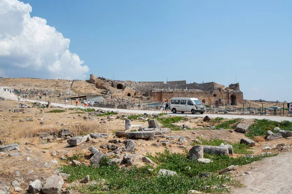 Turistas Caminando Anfiteatro Pamukkale Monumento Histórico Turquía Famoso Anfiteatro Antiguo — Foto de Stock