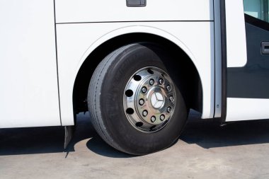 Parlak diski olan kocaman bir otobüs tekerleği. Beyaz otobüs tekerleği kemeri. Michelin lastiği. Türkiye - 10 Eylül 2022