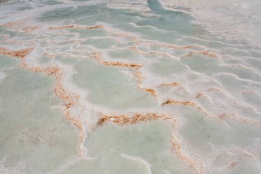 Pamukkale 'deki doğal travertin havuzları ve terasları. Beyaz travertin havuzları turkuaz suyu doldurdu. Türkiye 'nin güneybatısındaki pamuk kalesi - Denizli, Türkiye