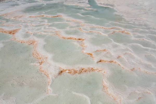 Pamukkale 'deki doğal travertin havuzları ve terasları. Beyaz travertin havuzları turkuaz suyu doldurdu. Türkiye 'nin güneybatısındaki pamuk kalesi - Denizli, Türkiye