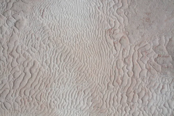 トルコの天然白い壁パムッカレカルシウムトラバーチンの背景 非対称パターンのクローズアップ 白い綿の城のテクスチャ カルシウム石の質感 石灰岩 — ストック写真