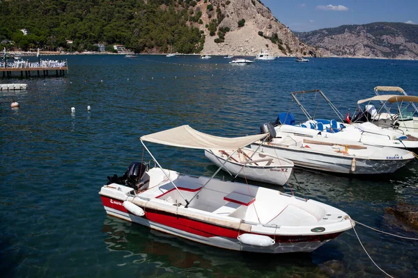 Motorboten Afgemeerd Aan Baai Kleine Vissersboten Vastgebonden Haven Klein Toeristisch — Stockfoto