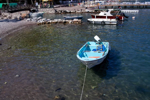 海の湾ではモーターボートが係留されていた 小さな漁船は小さな観光村の港で結ばれた トルコのトゥルンク 2022年9月13日 — ストック写真