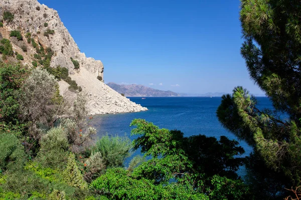 Dağ yolundaki deniz ve ormanın resimli manzarası. Güneşli bir günde deniz manzarası. Marmaris, Mugla ili, Türkiye