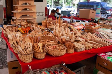 Çarşıda bir sürü el yapımı ahşap kaşık satılıyor. Markette satılık tahta kaşıklar. Türkiye - 13 Eylül 2021