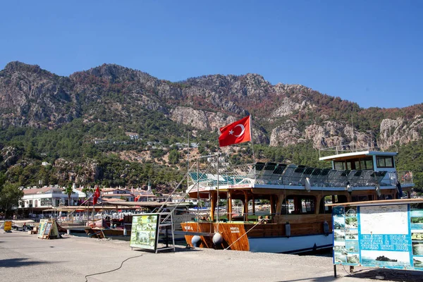 Turunc Marine 'deki gezinti caddesinde turist gemileri ve gezi tekneleri var. Türkiye, Turunc - 13 Eylül 2021