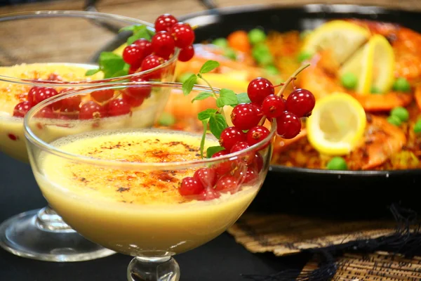 Crema catalana woestijnen met rode vruchten — Stockfoto